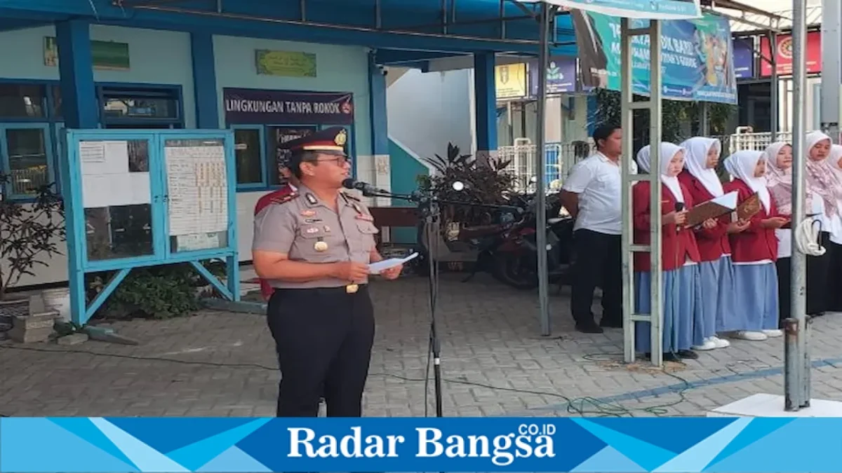 Kapolsek Laren AKP Anang Purwo Widodo saat memberikan pembinaan kepada pelajar MA Muhammadiyah 03 Laren, Senin (14/9/2026). (Dok. Ho/RadarBangsa.co.id)