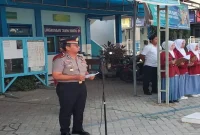 Kapolsek Laren AKP Anang Purwo Widodo saat memberikan pembinaan kepada pelajar MA Muhammadiyah 03 Laren, Senin (14/9/2026). (Dok. Ho/RadarBangsa.co.id)