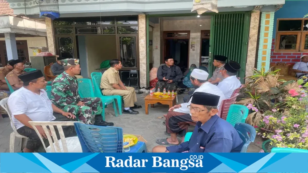 Kapolsek Laren AKP Anang Purwo Widodo bersama Camat dan Danramil Laren saat ta’ziah ke rumah Kades Karang Tawar, Senin (28/9/2026). (Dok. Ho/RadarBangsa.co.id)
