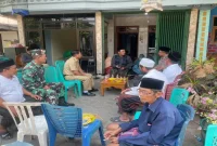 Kapolsek Laren AKP Anang Purwo Widodo bersama Camat dan Danramil Laren saat ta’ziah ke rumah Kades Karang Tawar, Senin (28/9/2026). (Dok. Ho/RadarBangsa.co.id)