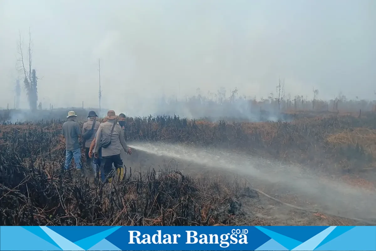 Wakapolres Pelalawan Kompol Asep Rahmat saat memimpin pemadaman karhutla di Kerumutan, Jumat (4/9/2026). (Foto Dok Ho/RadarBangsa.co.id)