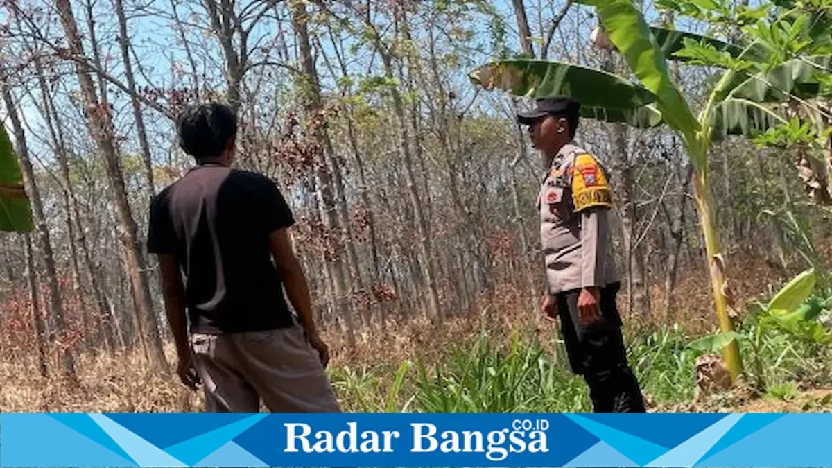 Petugas Polsek Laren melaksanakan patroli antisipasi karhutla di kawasan hutan Gampangsejati, Minggu (13/9/2026). (Foto Dok Ho/RadarBangsa.co.id)