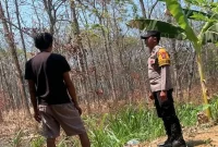 Petugas Polsek Laren melaksanakan patroli antisipasi karhutla di kawasan hutan Gampangsejati, Minggu (13/9/2026). (Foto Dok Ho/RadarBangsa.co.id)