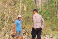 Polsek Laren patroli dan mengimbau warga tidak membakar lahan di hutan Desa Gampangsejati, Selasa (8/9/2026). (Foto Dok Ho/RadarBangsa.co.id)