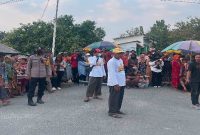 Polisi mengatur lalu lintas saat karnaval HUT RI ke-81 di Keduyung, Sabtu (5/9/2026). (Foto Dok Ho/RadarBangsa.co.id)