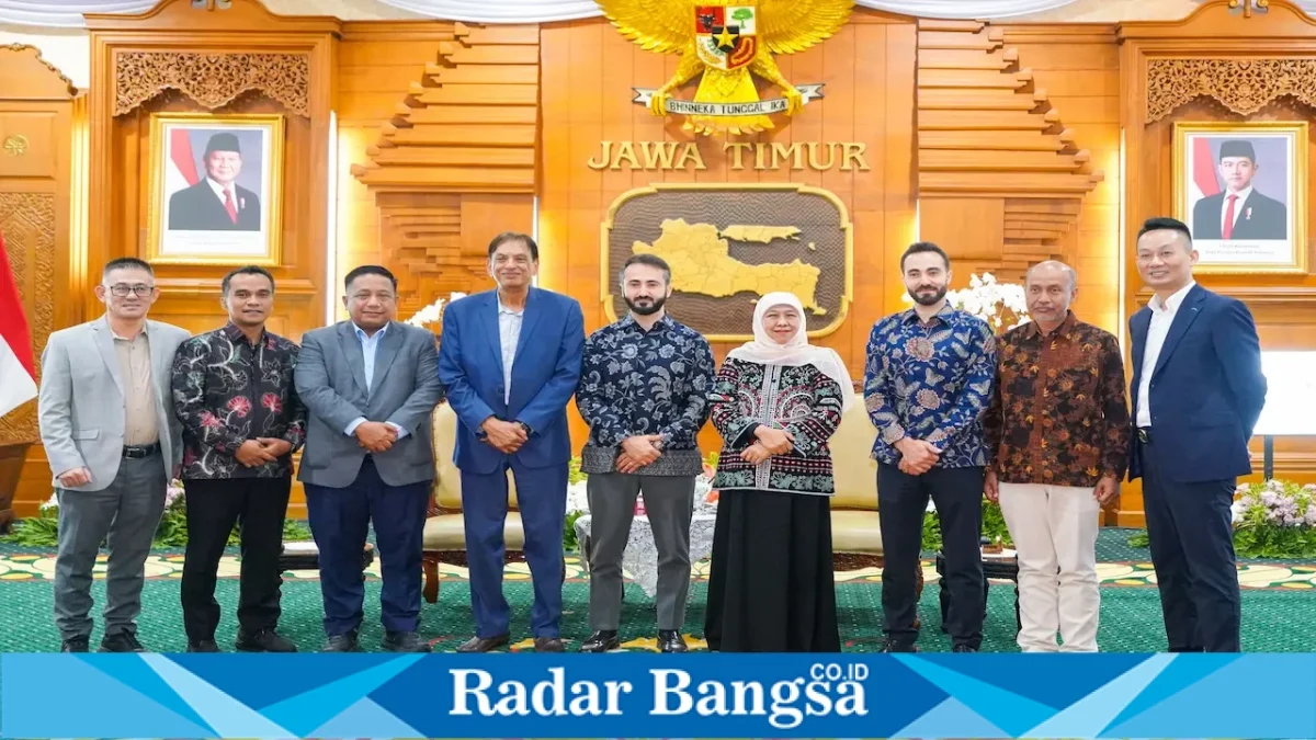 Gubernur Jawa Timur Khofifah Indar Parawansa saat menerima audiensi PT Wiraraja Madura Internasional dan delegasi investor di Gedung Negara Grahadi, Surabaya, Jumat (11/9/2026). (Dok. Ho/RadarBangsa.co.id)