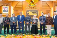 Gubernur Jawa Timur Khofifah Indar Parawansa saat menerima audiensi PT Wiraraja Madura Internasional dan delegasi investor di Gedung Negara Grahadi, Surabaya, Jumat (11/9/2026). (Dok. Ho/RadarBangsa.co.id)