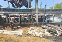 Petugas bersama warga memadamkan kebakaran kandang ayam di Desa Rumpuk, Kecamatan Mantup, Lamongan, Selasa (15/9/2026). (Dok. Ho/RadarBangsa.co.id)