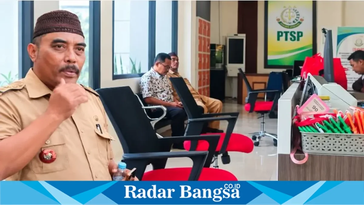 Kepala Desa Brengkok H. Nuriyadi dan Ketua Pokmas saat dipanggil ke kantor Kejari Lamongan, Selasa (15/9/2026). (Dok. Ho/RadarBangsa.co.id)