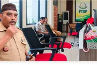 Kepala Desa Brengkok H. Nuriyadi dan Ketua Pokmas saat dipanggil ke kantor Kejari Lamongan, Selasa (15/9/2026). (Dok. Ho/RadarBangsa.co.id)