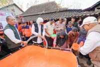Gubernur Jawa Timur Khofifah Indar Parawansa saat menyalurkan bantuan air bersih bagi warga terdampak kekeringan di Desa Margomulyo, Kabupaten Blitar, Sabtu (5/9). (Foto Dok Ho/RadarBangsa.co.id)