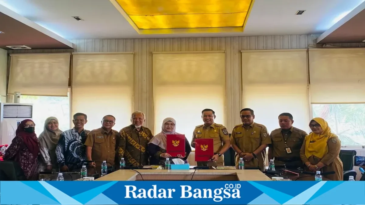 Wabup Pelalawan H. Husni Tamrin bersama Rektor Universitas Abdurrab Prof. Dr. Susi Endrini saat penandatanganan MoU di Kantor Bupati Pelalawan, Selasa (8/9/2026). (Foto Dok Ho/RadarBangsa.co.id)
