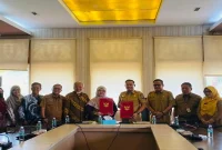 Wabup Pelalawan H. Husni Tamrin bersama Rektor Universitas Abdurrab Prof. Dr. Susi Endrini saat penandatanganan MoU di Kantor Bupati Pelalawan, Selasa (8/9/2026). (Foto Dok Ho/RadarBangsa.co.id)