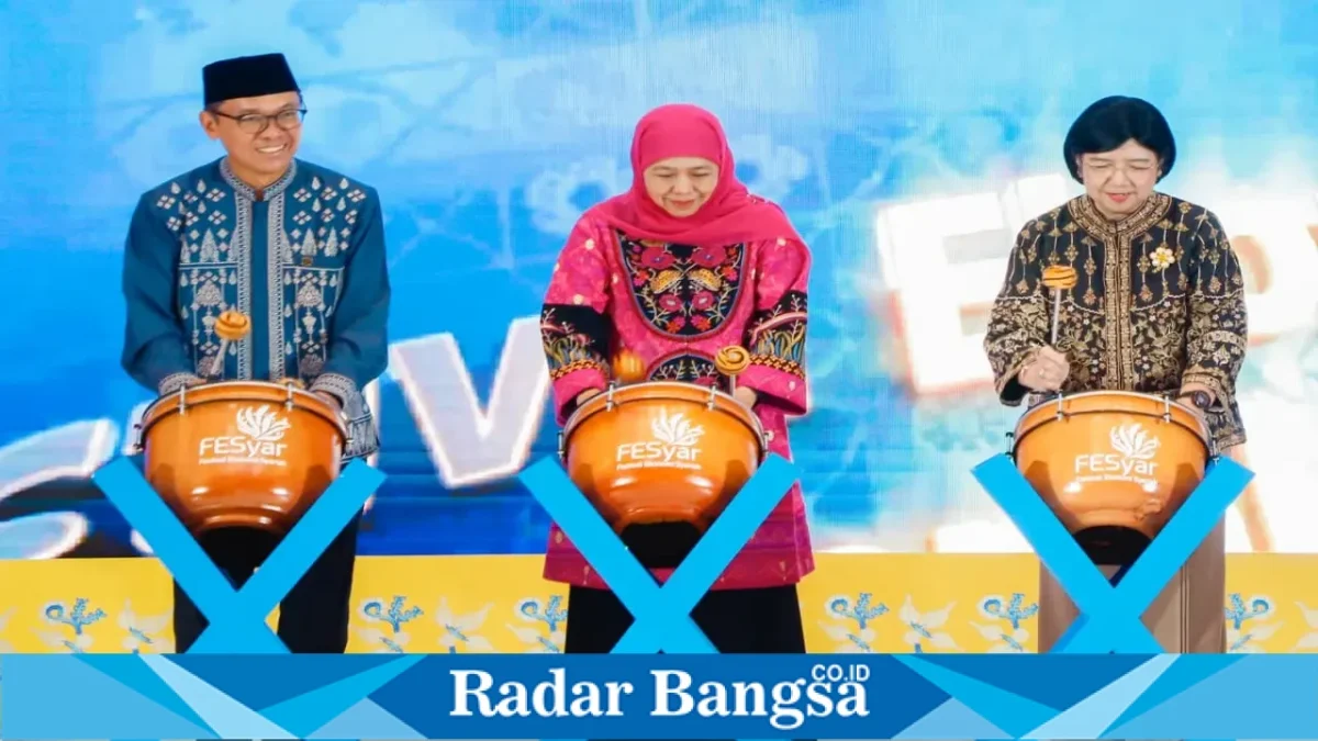 Gubernur Jawa Timur Khofifah Indar Parawansa mendampingi Gubernur Bank Indonesia Destry Damayanti membuka FESyar Regional Jawa 2026 di Grand City Convex Surabaya, Sabtu (26/9). (Dok. Ho/RadarBangsa.co.id)