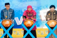 Gubernur Jawa Timur Khofifah Indar Parawansa mendampingi Gubernur Bank Indonesia Destry Damayanti membuka FESyar Regional Jawa 2026 di Grand City Convex Surabaya, Sabtu (26/9). (Dok. Ho/RadarBangsa.co.id)