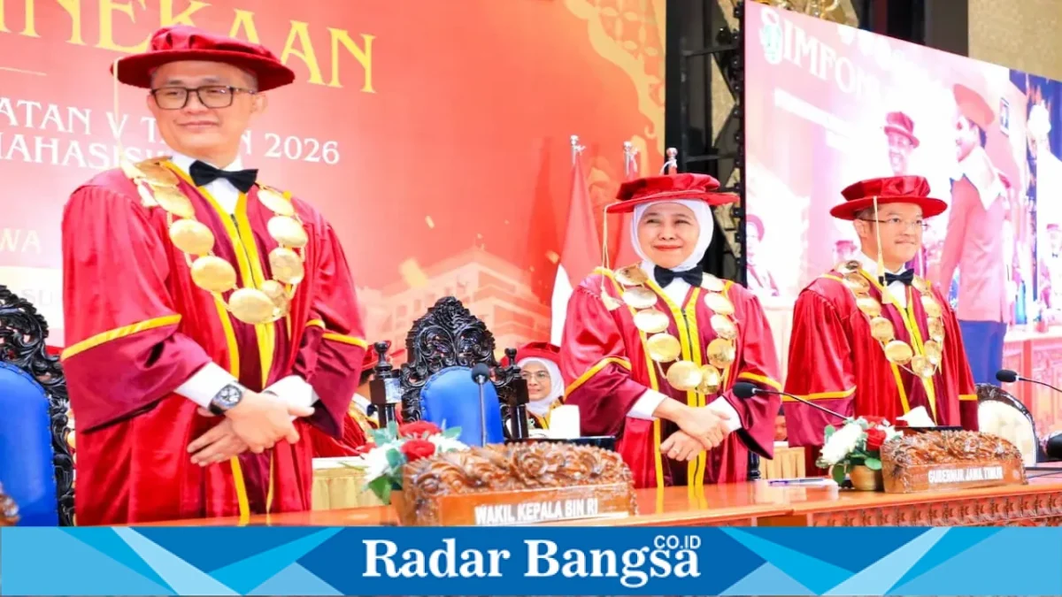 Gubernur Jawa Timur Khofifah Indar Parawansa saat  mengukuhkan mahasiswa baru AMN Surabaya, Sabtu (12/9/2026). (Foto Dok Ho/RadarBangsa.co.id)