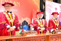 Gubernur Jawa Timur Khofifah Indar Parawansa saat  mengukuhkan mahasiswa baru AMN Surabaya, Sabtu (12/9/2026). (Foto Dok Ho/RadarBangsa.co.id)