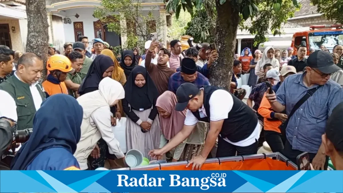 Gubernur Jatim Khofifah Indar Parawansa dan Bupati Pasuruan HM Rusdi Sutejo meninjau distribusi air bersih di Kecamatan Lumbang, Minggu (6/9/2026). (Foto Dok Ho/RadarBangsa.co.id)