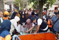 Gubernur Jatim Khofifah Indar Parawansa dan Bupati Pasuruan HM Rusdi Sutejo meninjau distribusi air bersih di Kecamatan Lumbang, Minggu (6/9/2026). (Foto Dok Ho/RadarBangsa.co.id)