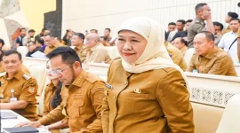 Gubernur Jawa Timur Khofifah Indar Parawansa saat menghadiri Raker dan RDP Komisi II DPR RI di Jakarta, Selasa (15/9/2026). (Dok. Ho/RadarBangsa.co.id)