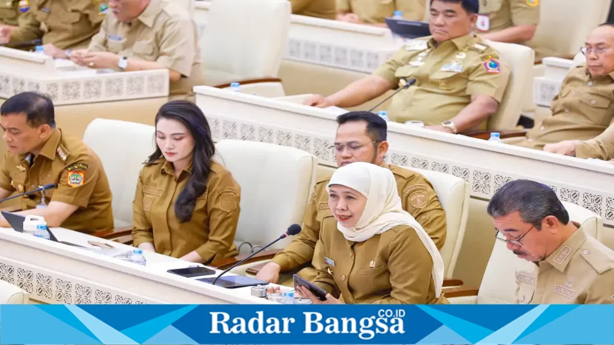 Gubernur Jawa Timur Khofifah Indar Parawansa saat mengikuti Rapat Kerja dan Rapat Dengar Pendapat Komisi II DPR RI di Jakarta, Selasa (15/9/2026). (Dok. Ho/RadarBangsa.co.id)