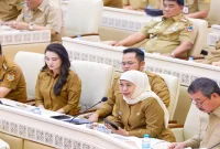 Gubernur Jawa Timur Khofifah Indar Parawansa saat mengikuti Rapat Kerja dan Rapat Dengar Pendapat Komisi II DPR RI di Jakarta, Selasa (15/9/2026). (Dok. Ho/RadarBangsa.co.id)