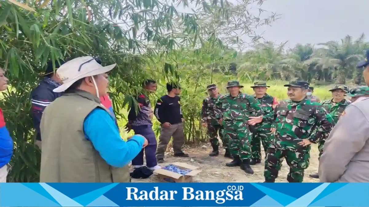 Tim Mabes TNI saat melakukan sosialisasi pencegahan Karhutla di Kabupaten Pelalawan, Selasa (15/9/2026). (Dok. Ho/RadarBangsa.co.id)