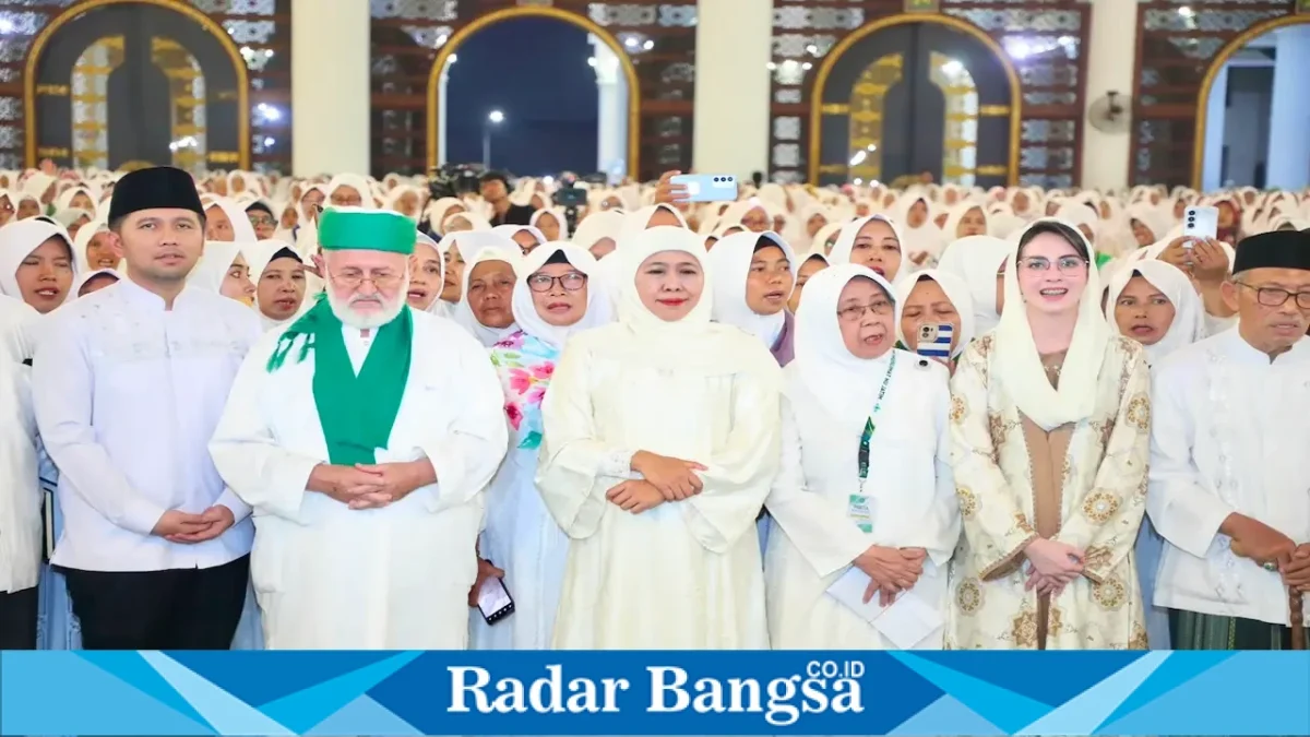 Gubernur Jatim Khofifah Indar Parawansa saat menghadiri peringatan Maulid Nabi di Masjid Nasional Al Akbar Surabaya, Minggu (6/9). (Foto Dok Ho/RadarBangsa.co.id)