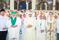 Gubernur Jatim Khofifah Indar Parawansa saat menghadiri peringatan Maulid Nabi di Masjid Nasional Al Akbar Surabaya, Minggu (6/9). (Foto Dok Ho/RadarBangsa.co.id)