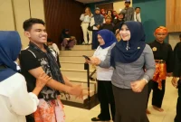 Ning Lia saat mengikuti kegiatan Safe Workout bersama peserta di Hotel Sahid Surabaya, Rabu (16/9/2026). (Dok. Ho/RadarBangsa.co.id)