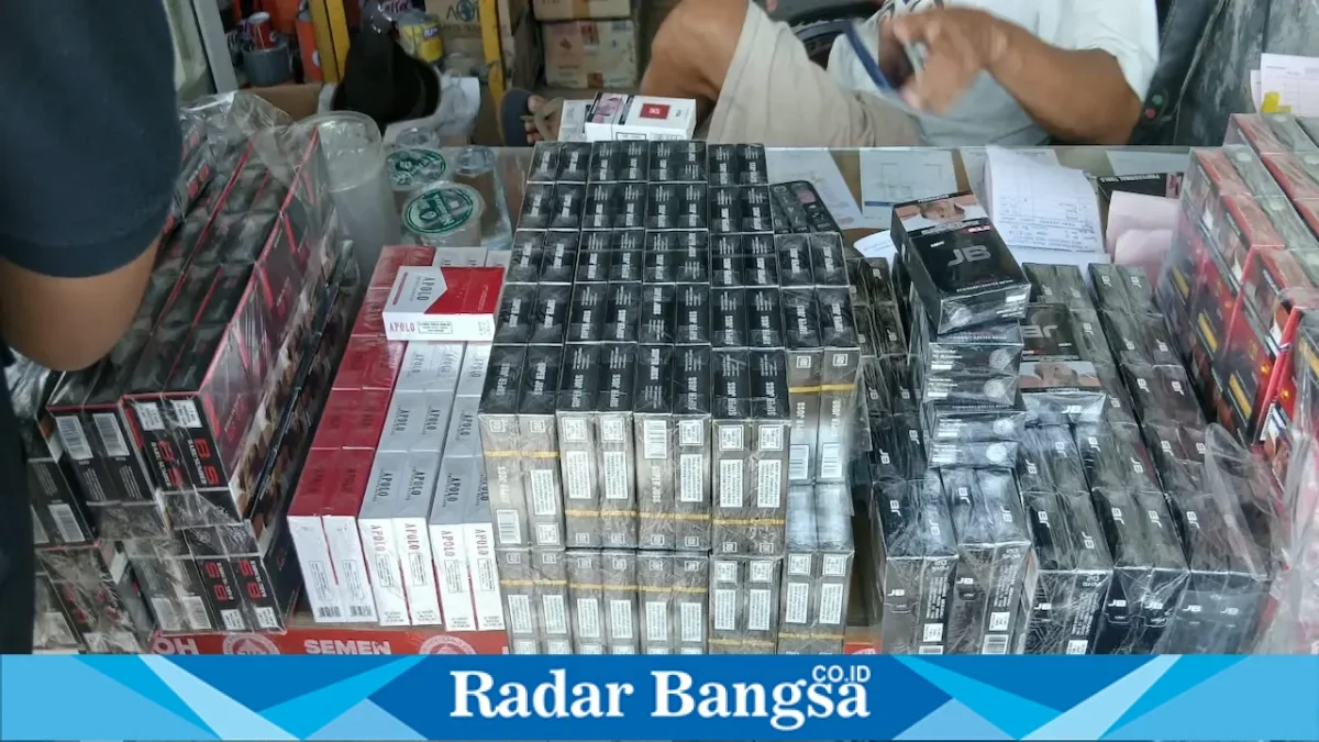 Petugas saat melakukan operasi pemberantasan BKC ilegal di Lamongan, Senin (14/9). (Dok. Ho/RadarBangsa.co.id)
