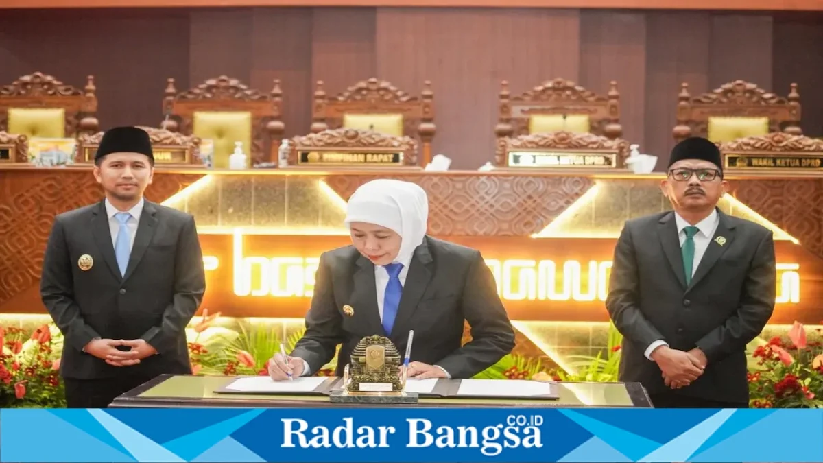 Gubernur Jawa Timur Khofifah Indar Parawansa dalam Rapat Paripurna persetujuan P-APBD 2026 di DPRD Jatim, Kamis (3/9/2026). (Foto Dok Ho/RadarBangsa.co.id)