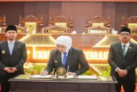 Gubernur Jawa Timur Khofifah Indar Parawansa dalam Rapat Paripurna persetujuan P-APBD 2026 di DPRD Jatim, Kamis (3/9/2026). (Foto Dok Ho/RadarBangsa.co.id)