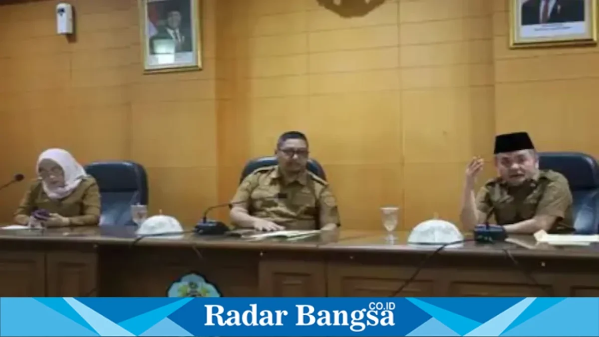 Wabup Bangkalan Moch. Fauzan Ja’far memimpin rapat evaluasi PAD dan validasi DTSEN di Aula Diponegoro, Senin (7/9/2026). (Foto Dok Ho/RadarBangsa.co.id)