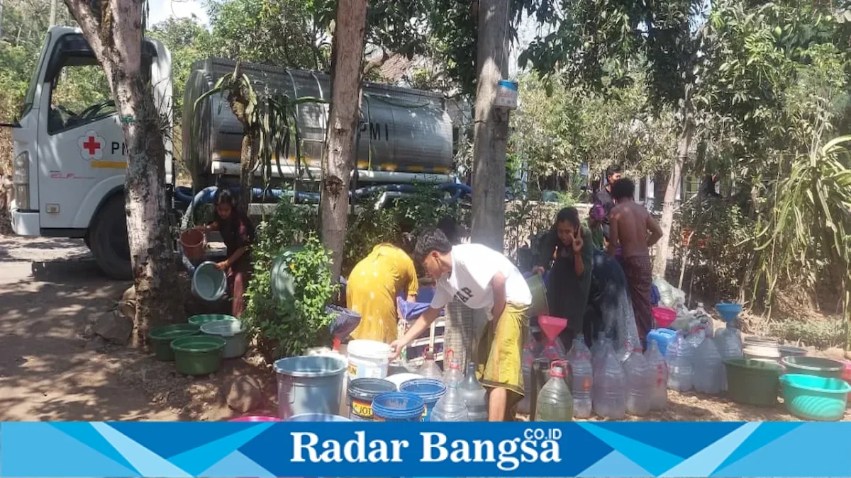 PMI Kabupaten Pasuruan menyalurkan bantuan air bersih kepada warga Dusun Karangpocok, Desa Sibon, Senin (7/9/2026). (Foto Dok Ho/RadarBangsa.co.id)