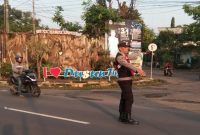 Personel Polsek Tikung melakukan pengaturan lalu lintas pagi di Simpang Tiga Bakalanpule dan depan Mapolsek Tikung, Sabtu (5/9/2026). (Foto Dok Ho/RadarBangsa.co.id)