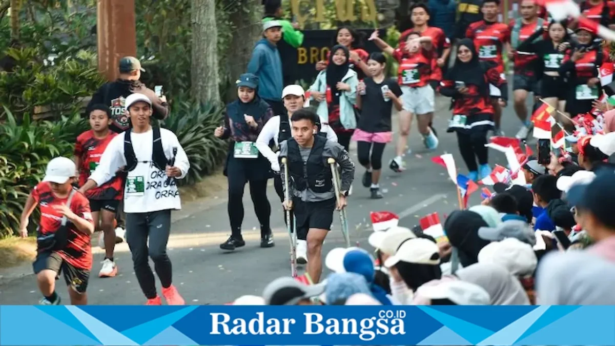 Peserta Bromo Marathon 2026 di depan Plataran Bromo, Minggu (6/9/2026). (Foto Dok Ho/RadarBangsa.co.id)