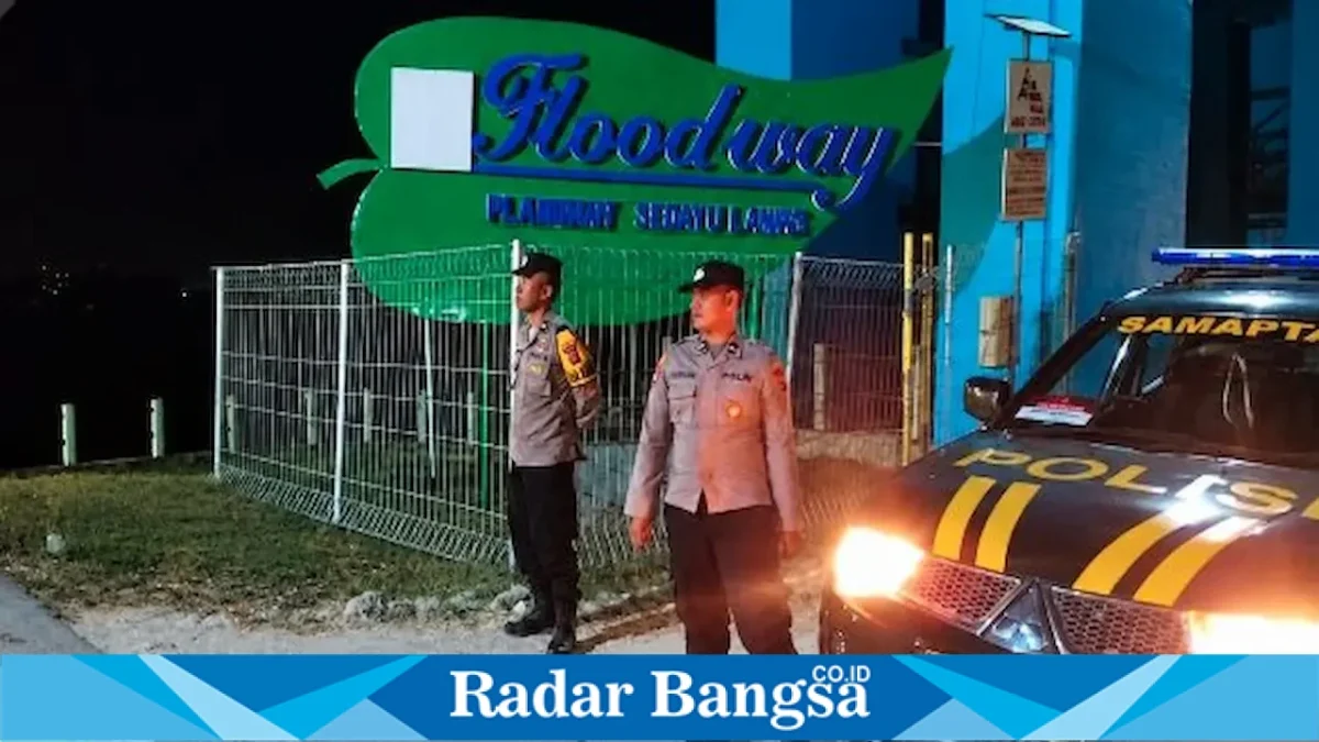 Petugas Polsek Laren melaksanakan patroli blue light untuk mengantisipasi gangguan Kamtibmas di Desa Plangwot, Rabu (9/9/2026). (Foto Dok Ho/RadarBangsa.co.id)