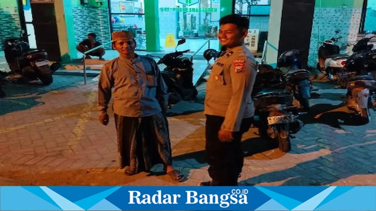 Petugas Polsek Laren saat patroli Blue Light dan berdialog dengan Kepala Desa Plangwot, Rabu (2/9/2026). (Foto Dok Ho/RadarBangsa.co.id)