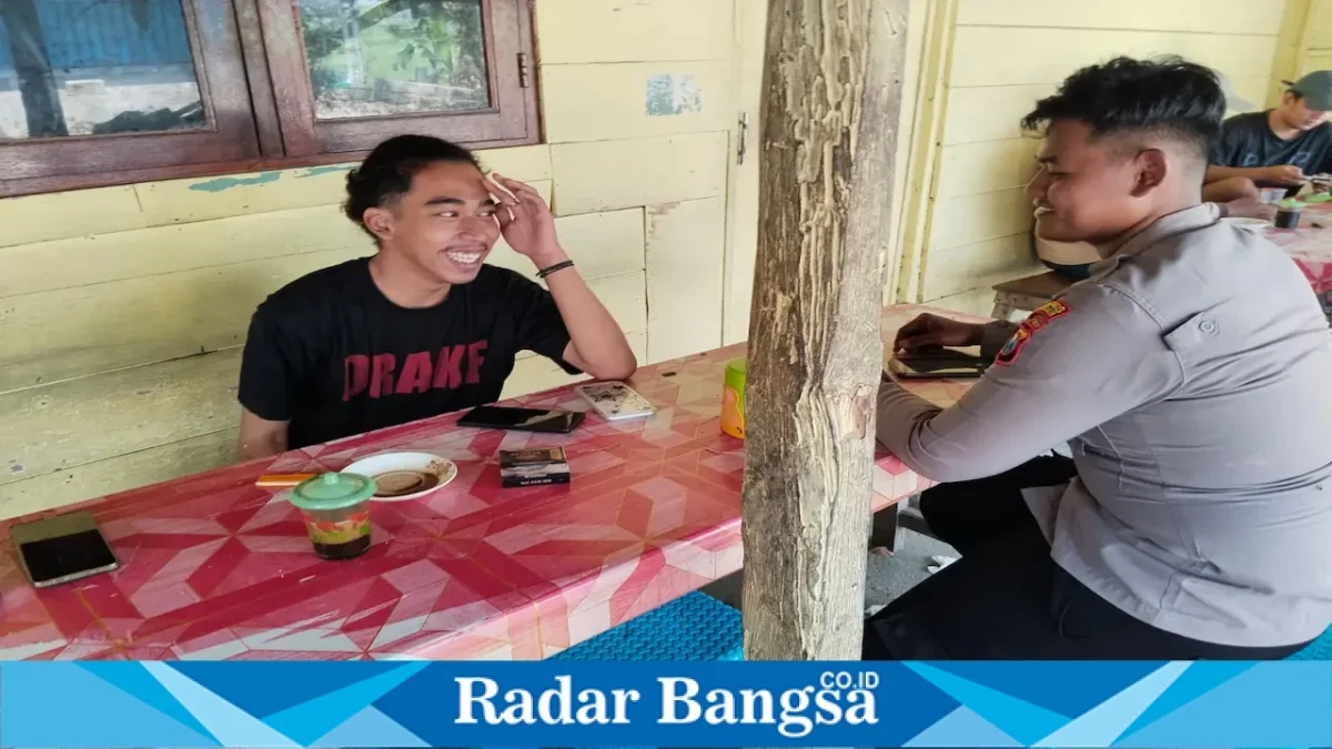 Polisi berdialog dengan pemuda Desa Laren dalam patroli kamtibmas, Selasa (8/9/2026). (Foto Dok Ho/RadarBangsa.co.id)