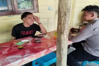 Polisi berdialog dengan pemuda Desa Laren dalam patroli kamtibmas, Selasa (8/9/2026). (Foto Dok Ho/RadarBangsa.co.id)