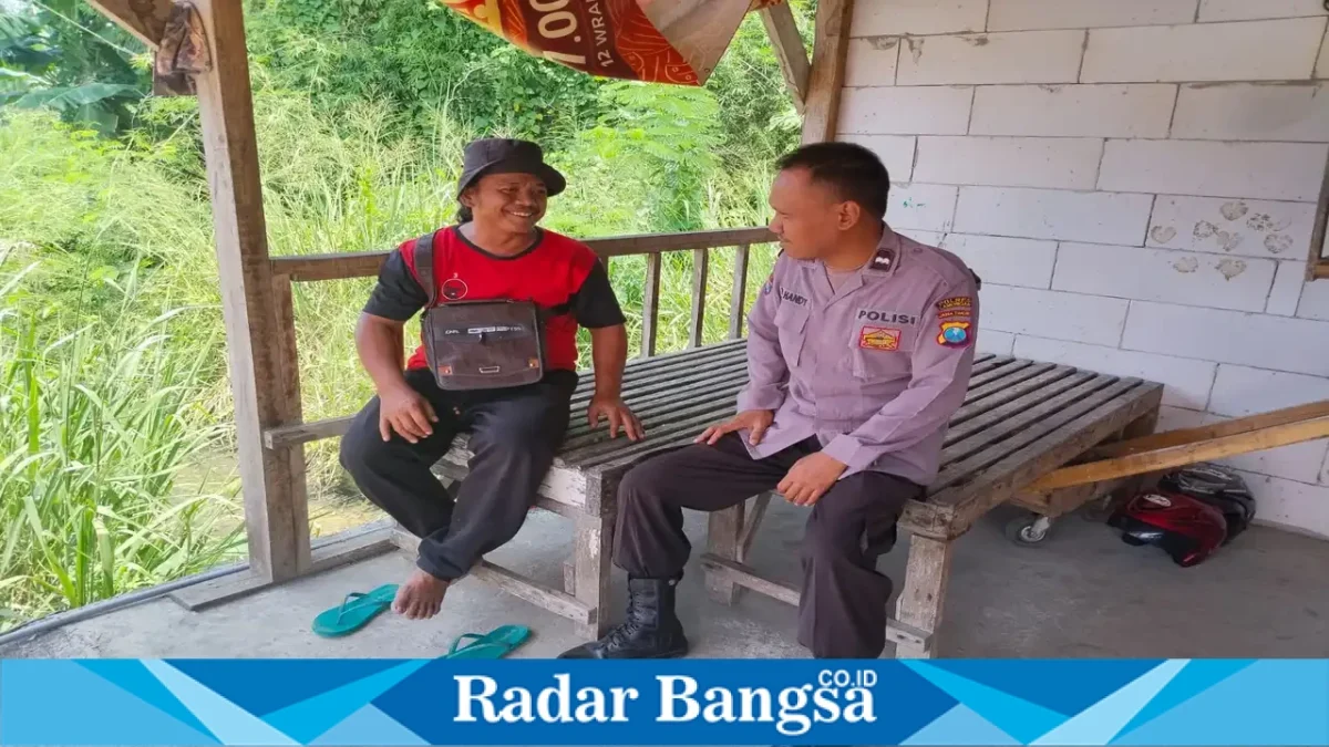 Petugas melaksanakan patroli dialogis dan menyampaikan pesan Kamtibmas kepada masyarakat Desa Gampangsejati, Sabtu (26/9/2026). (Dok. Ho/RadarBangsa.co.id)