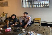 Bhabinkamtibmas melaksanakan patroli dialogis bersama warga dan tokoh pemuda Desa Tamanprijek, Kamis (3/9/2026). (Dok. Ho/RadarBangsa.co.id)