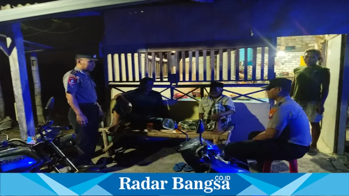 Polisi berdialog dengan pengunjung warung kopi di Desa Gampangsejati, Senin (14/9/2026). (Dok. Ho/RadarBangsa.co.id)
