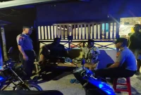 Polisi berdialog dengan pengunjung warung kopi di Desa Gampangsejati, Senin (14/9/2026). (Dok. Ho/RadarBangsa.co.id)