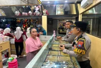Personel Polres Lamongan menyambangi toko emas saat patroli di Pasar Kota Lamongan, Sabtu (5/9/2026). (Foto Dok Ho/RadarBangsa.co.id)