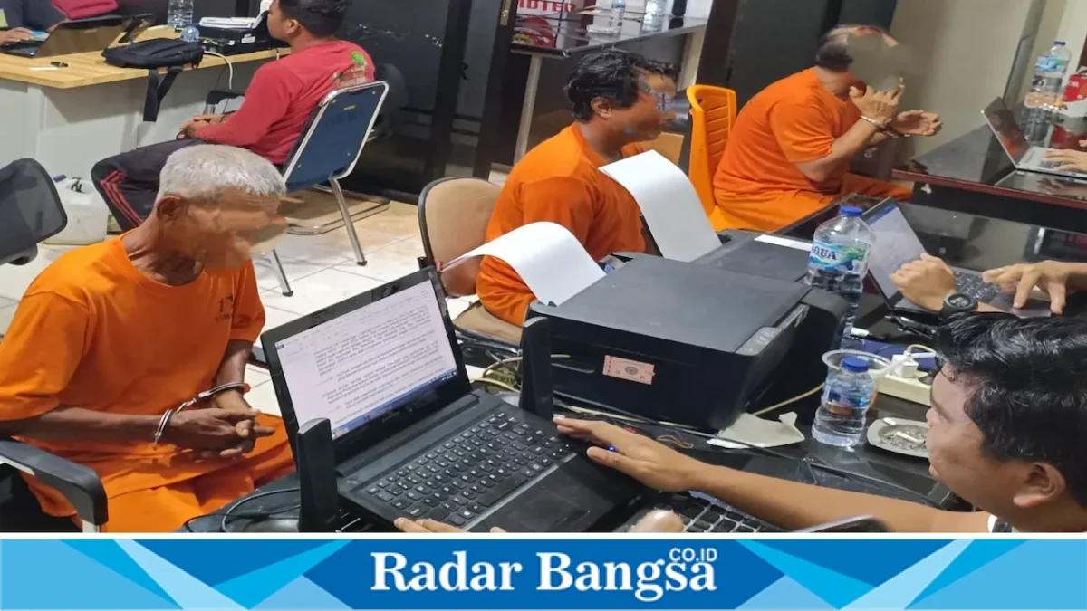 Polres Pelalawan mengamankan tiga tersangka kasus pembakaran lahan di kawasan Suaka Margasatwa Kerumutan, Pelalawan. (Foto Dok Ho/RadarBangsa.co.id)