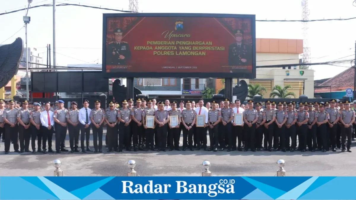Kapolres Lamongan AKBP Adhytiawarman Gautama Putra bersama jajaran berfoto bersama usai upacara pemberian penghargaan kepada personel dan polsek berprestasi di Lapangan Apel Polres Lamongan, Senin (7/9/2026). (Foto Dok Ho/RadarBangsa.co.id)