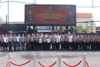 Kapolres Lamongan AKBP Adhytiawarman Gautama Putra bersama jajaran berfoto bersama usai upacara pemberian penghargaan kepada personel dan polsek berprestasi di Lapangan Apel Polres Lamongan, Senin (7/9/2026). (Foto Dok Ho/RadarBangsa.co.id)