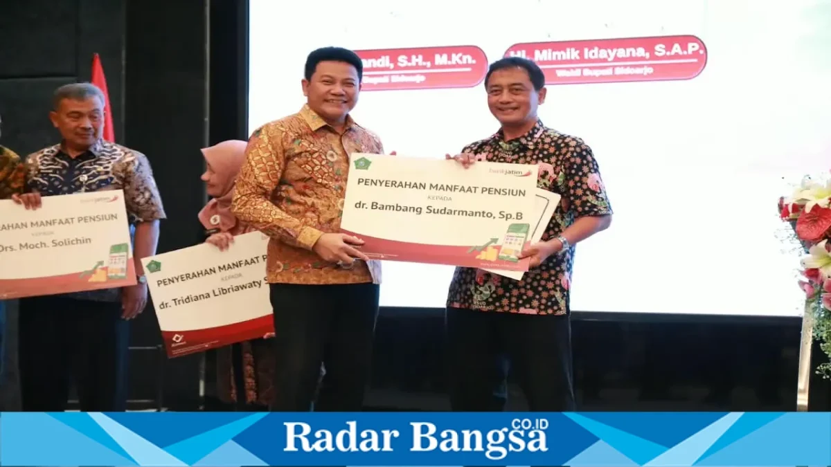 Bupati Sidoarjo Subandi saat menyerahkan SK Pensiun ASN di Hotel Luminor, Kamis (10/9/2026). (Foto Dok Ho/RadarBangsa.co.id)